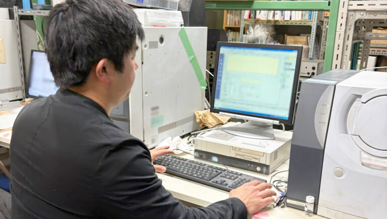 修理したPCを操作している嶋田准教授